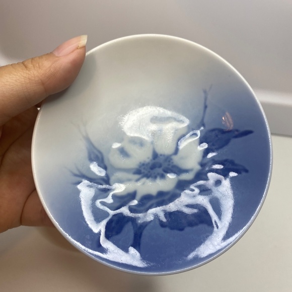 2Vintage Royal Copenhagen 'Wild Rose' Blue & White Floral Porcelain Trinket Dish - Picture 4 of 6